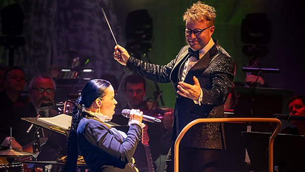Laulaja Erja Lyytinen ja kapellimestari Antti Rissanen Ruikonperän Sinfonia -konsertissa 15.8.2023