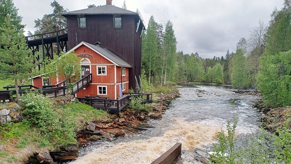 Kesäinen kuva Ruukintuvasta kosken partaalla